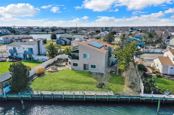 49 Dolphin LN, Copiague, NY 11726