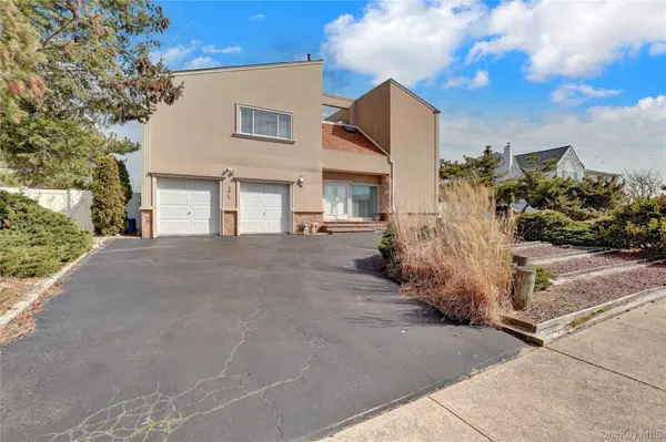49 Dolphin LN, Copiague, NY 11726