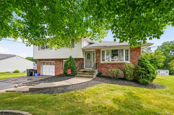 7 Tamarac LN, Stony Point, NY 10980