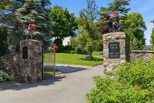 2 Shore DR, Manhasset, NY 11030