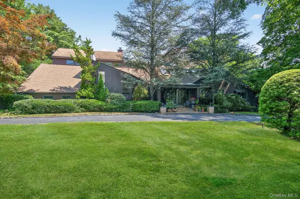 9 Applegreen DR, Old Westbury, NY 11568