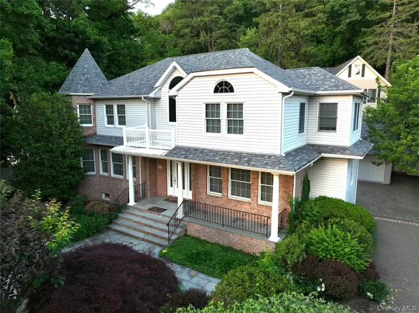 15 Church ST, Roslyn, NY 11576