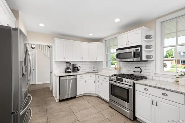 84 Earl ST, Westbury, NY 11590