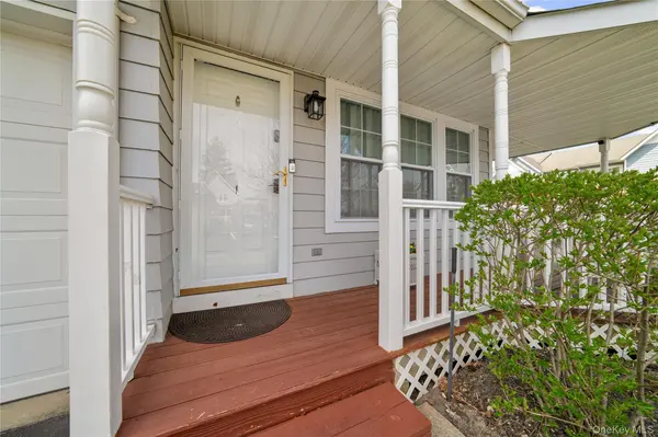1 Clubhouse CIR, Central Islip, NY 11722