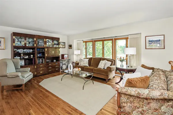 24 Tad LN, Old Bethpage, NY 11804