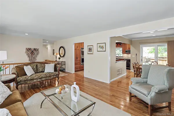 24 Tad LN, Old Bethpage, NY 11804