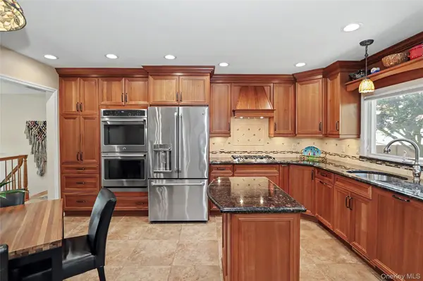 24 Tad LN, Old Bethpage, NY 11804