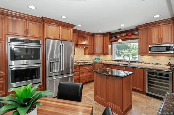 24 Tad LN, Old Bethpage, NY 11804