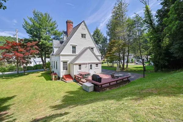9 Library RD, Tuxedo Park, NY 10987