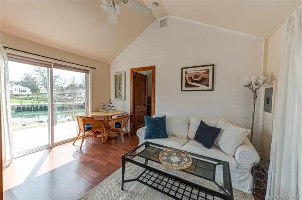 18 Shinnecock RD #4, Hampton Bays, NY 11946