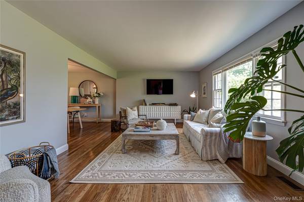 27 Sunset AVE, East Quogue, NY 11942