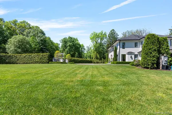 22 Eastview LN, Old Brookville, NY 11545