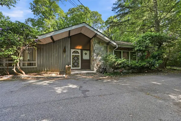 12 Tall Tree CT, Cold Spring Harbor, NY 11724