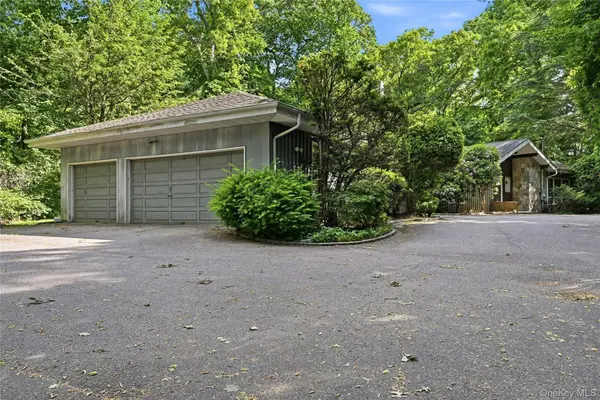 12 Tall Tree CT, Cold Spring Harbor, NY 11724