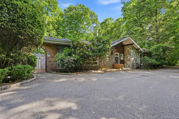 12 Tall Tree CT, Cold Spring Harbor, NY 11724