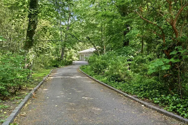 12 Tall Tree CT, Cold Spring Harbor, NY 11724