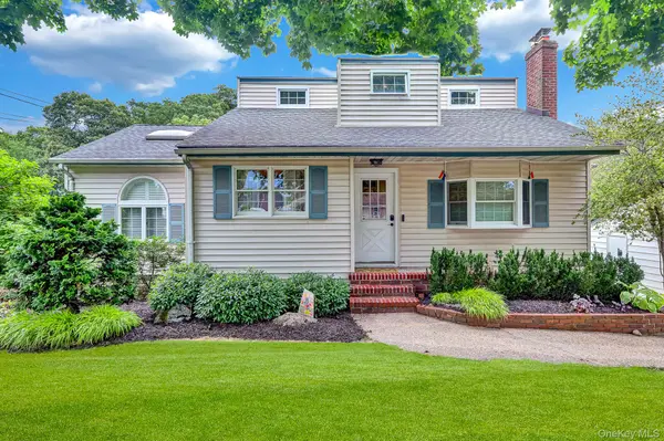 27 McGaw AVE, Lake Grove, NY 11755