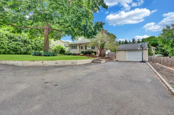 27 McGaw AVE, Lake Grove, NY 11755