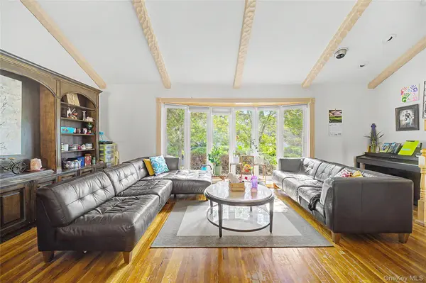 105 Serpentine LN, Albertson, NY 11507