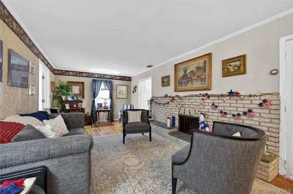 8 7th ST, Carle Place, NY 11514