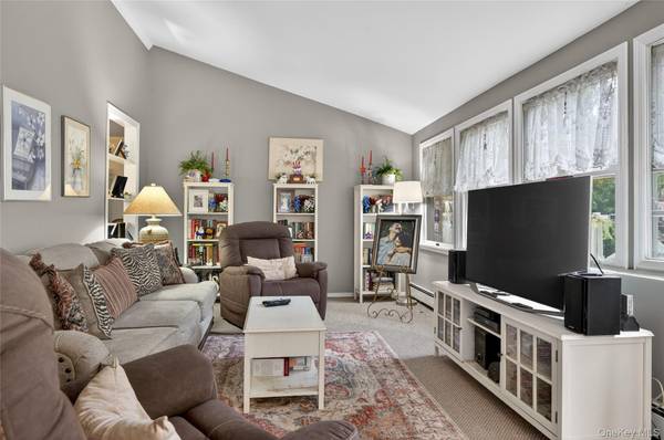 8 7th ST, Carle Place, NY 11514