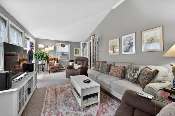 8 7th ST, Carle Place, NY 11514
