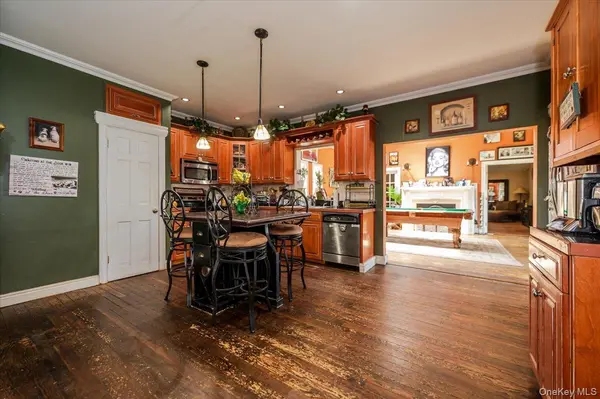 35 Cooke AVE, Holtsville, NY 11742