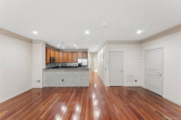 17 Strangford CT #109, Oceanside, NY 11572