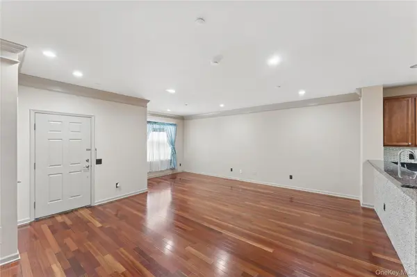 17 Strangford CT #109, Oceanside, NY 11572