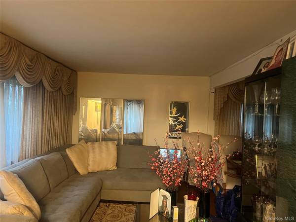 14 Vanata CT, Hempstead, NY 11550