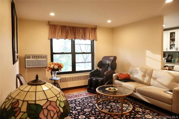 10 Terrace Circle #3B, Great Neck, NY 11021