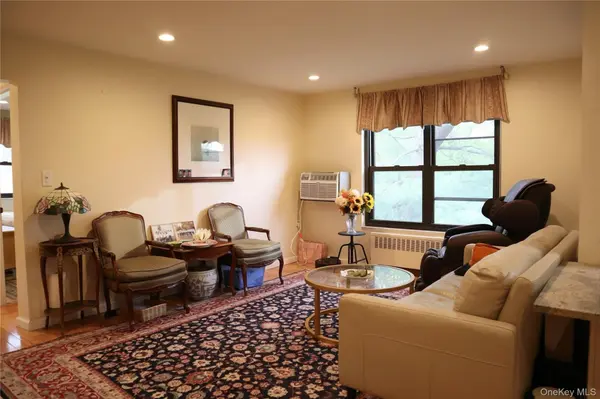 10 Terrace Circle #3B, Great Neck, NY 11021