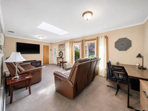 19 Cypress LN, Shirley, NY 11967