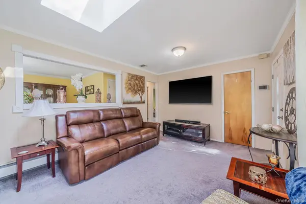 19 Cypress LN, Shirley, NY 11967