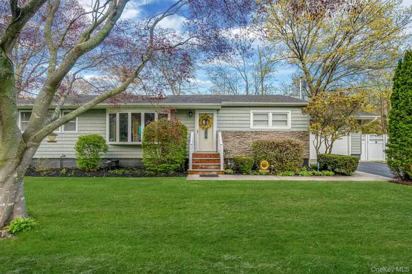 19 Cypress LN, Shirley, NY 11967