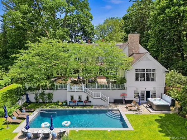 40 Algonquin DR, Chappaqua, NY 10514