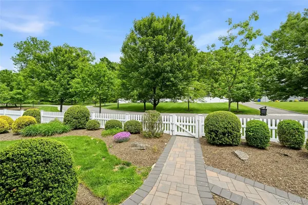 5 Judges LN, Smithtown, NY 11787