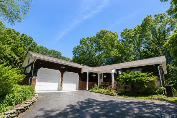 10 Camelot LN, East Setauket, NY 11733