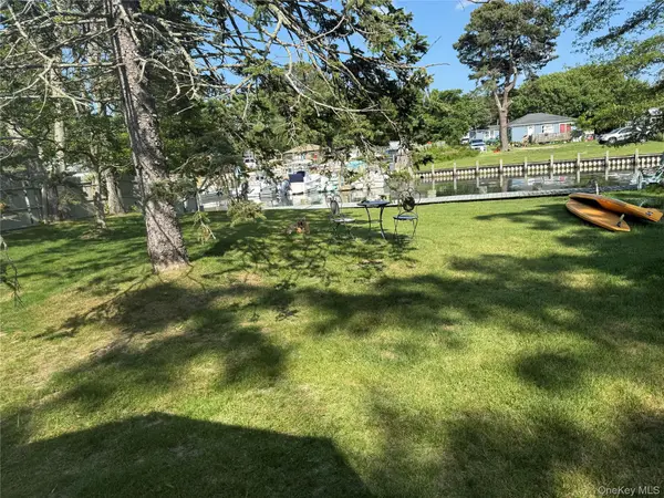 18 Shinnecock RD #2, Hampton Bays, NY 11946