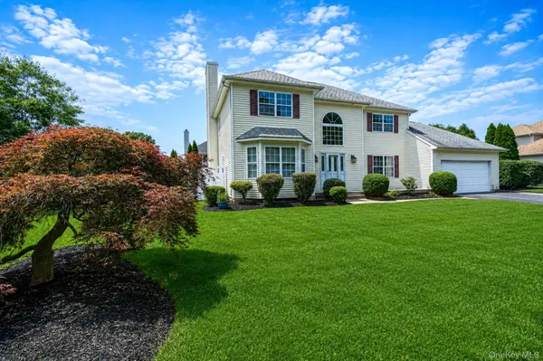 4 Clark ST, Selden, NY 11784