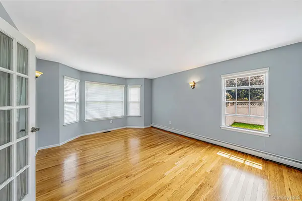 4 Clark ST, Selden, NY 11784