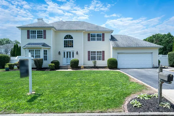 4 Clark ST, Selden, NY 11784