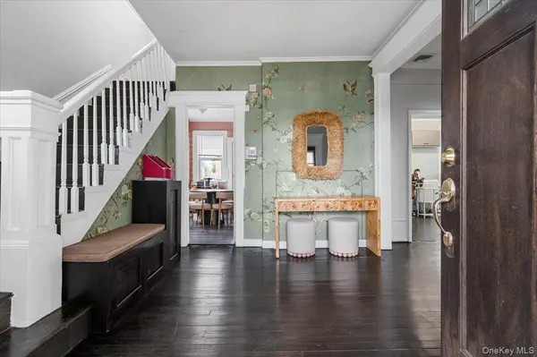 154 Franklin PL #2nd Floor, Woodmere, NY 11598