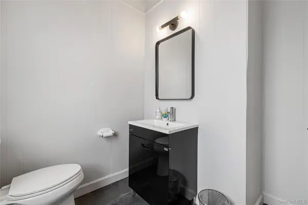 154 Franklin PL #2nd Floor, Woodmere, NY 11598