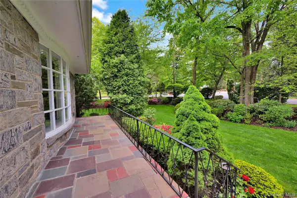 2 Bonnie Briar LN, Larchmont, NY 10538