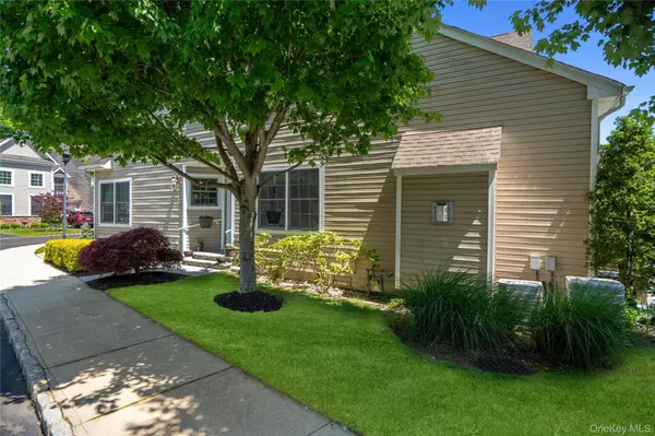 51 Eagle CIR, Bohemia, NY 11716