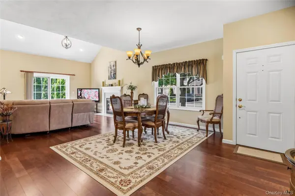 51 Eagle CIR, Bohemia, NY 11716