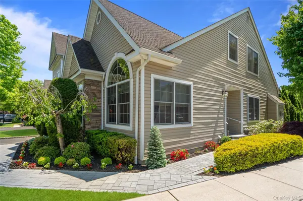 51 Eagle CIR, Bohemia, NY 11716