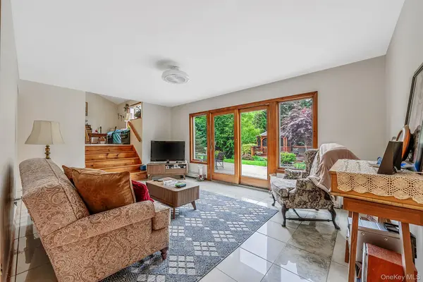 28 Manchester BLVD, Wheatley Heights, NY 11798