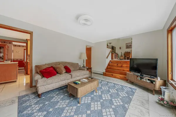 28 Manchester BLVD, Wheatley Heights, NY 11798